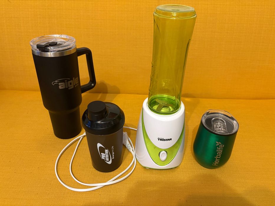 Aparat smoothie și căni termos