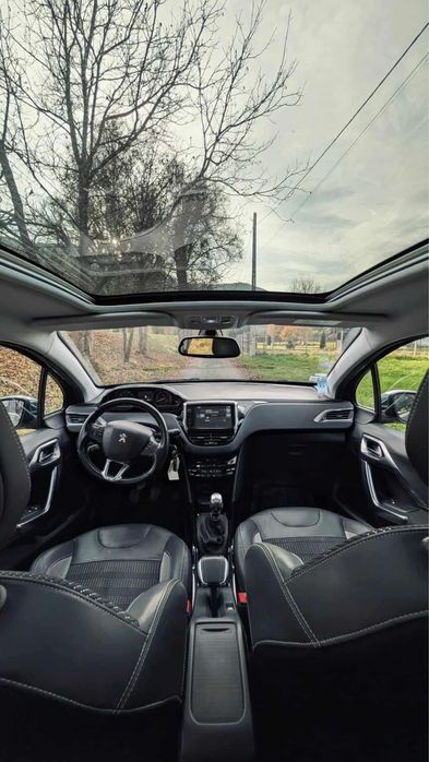 Peugeot 2008 PureTech Panoramic . Masina are numere rosii