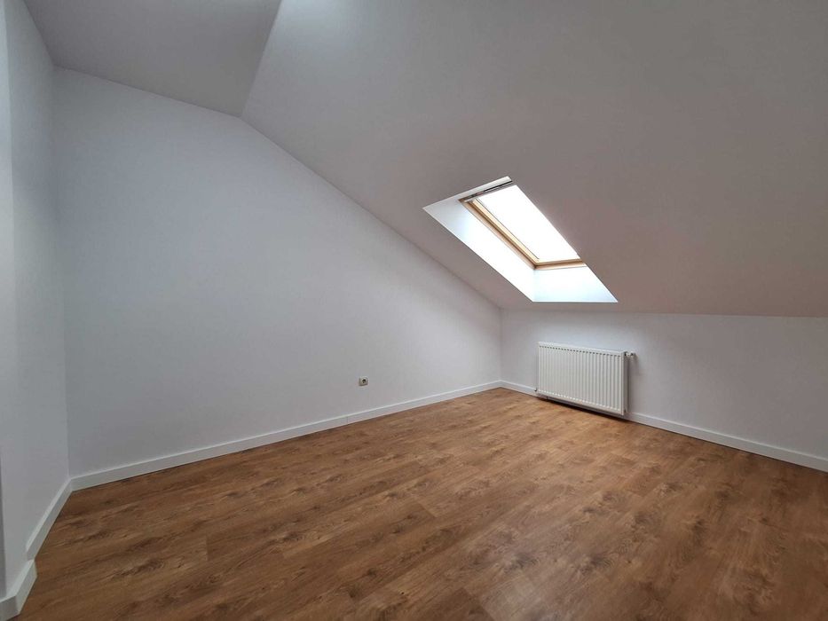 Persoană fizică vând apartament tip mansardă 3 dormitorare + living cu bucatarie open space, situat pe Strada Florilor