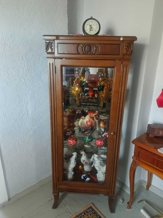 Сервант -витрина для посуды