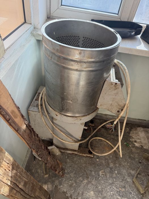 Промышленная овощечистка.