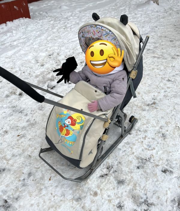 Коляска-сани бежевого цвета