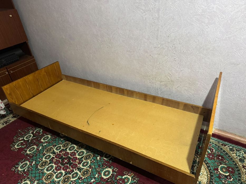 Кровать на ножках б/у