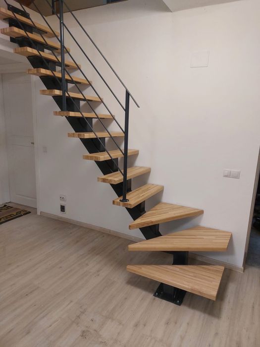 Scari interioare cu trepte din lemn
