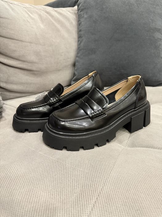 Дамски черни лоуфъри с масивна подметка – номер 37 (нови)