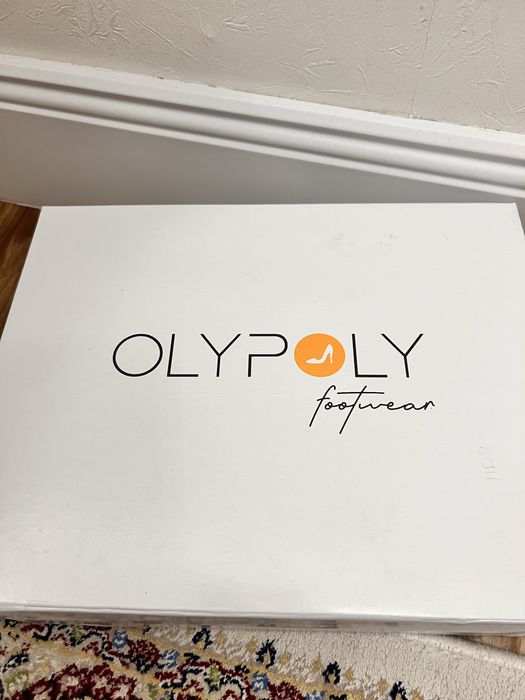 Новые кожаные белые кроссовки в 38 размере