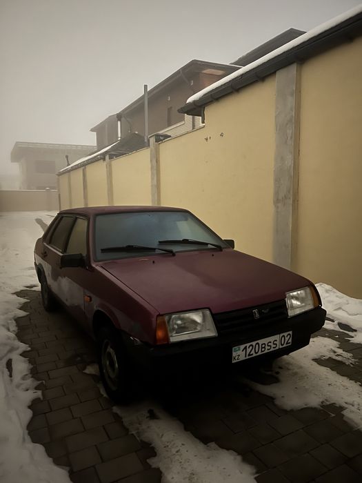 ВАЗ 21099малиновый цвет 2000 год
