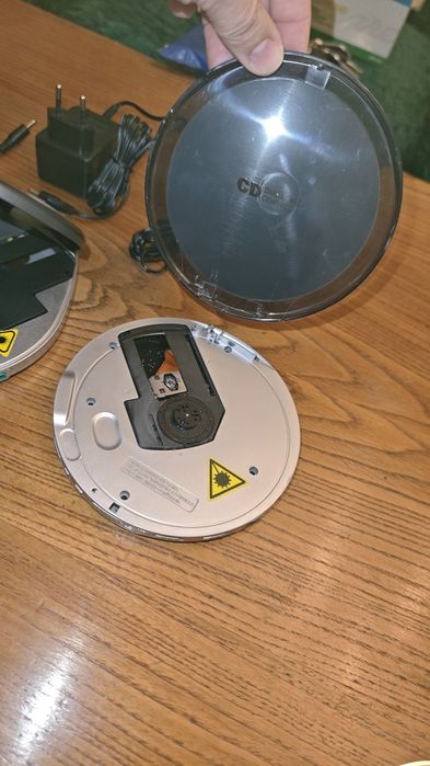 Продавам MP3 + CD Player + Адаптери