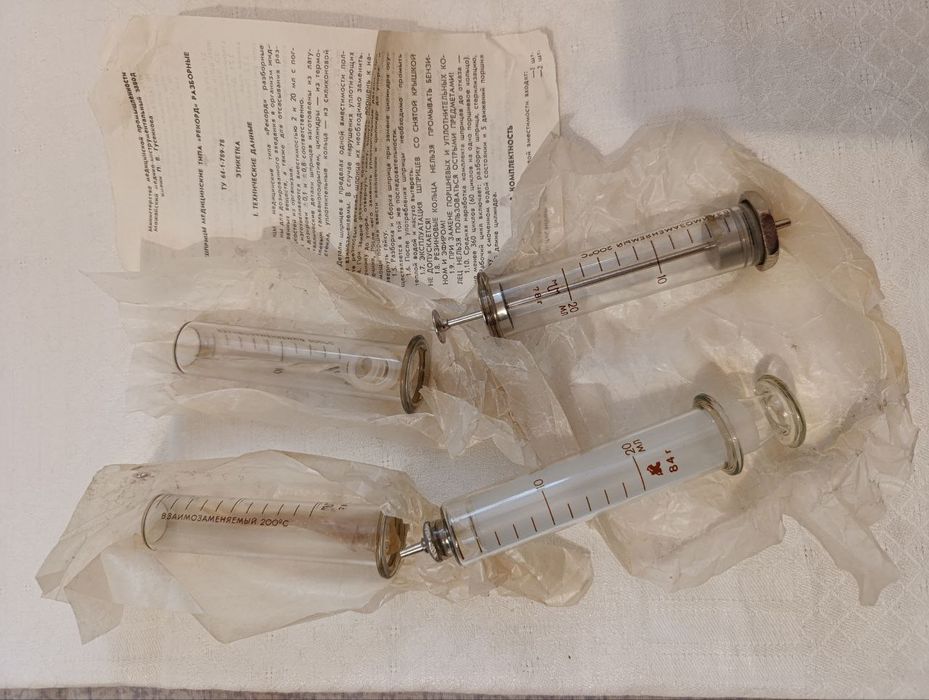 Шприцы 20 мл. , иголки , биксы и т.д. СССР новые и бу