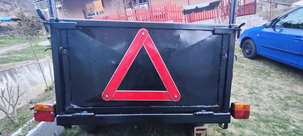 Vând Tractor cu căruță pentru lemne și remorcuță