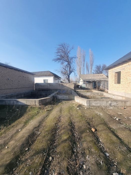 Uchaska sotiladi zor lakasiyada