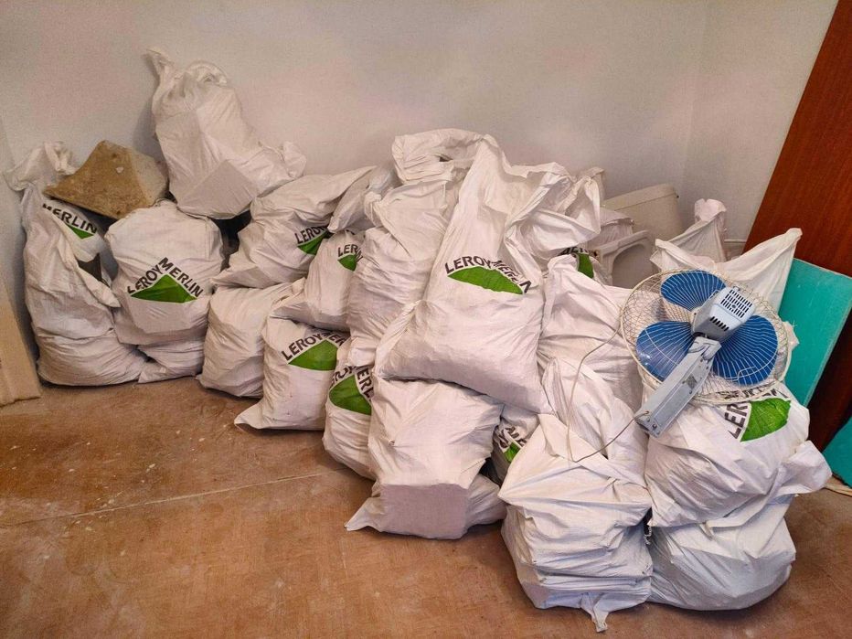 Transport Moloz - Ridicare Saci Moloz Ieftin - Debarasare Moloz Pret