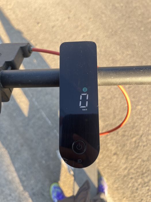 Xiaomi Electric Scooter 4 Pro 2nd Gen – Trotinetă Electrică, ca nouă