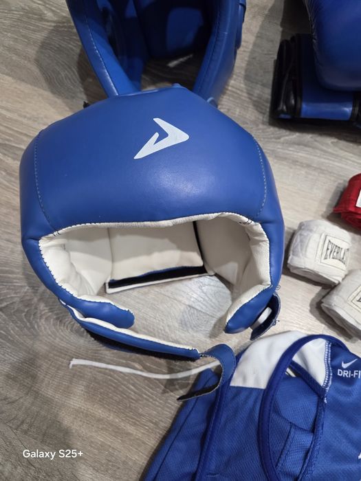 Шлем, перчатки, форма, бинты для бокса