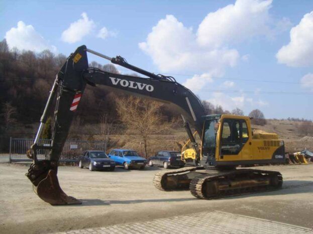 Dezmembrez excavator pe șenile Volvo EC240,EC240B, EC210B, EC290–piese