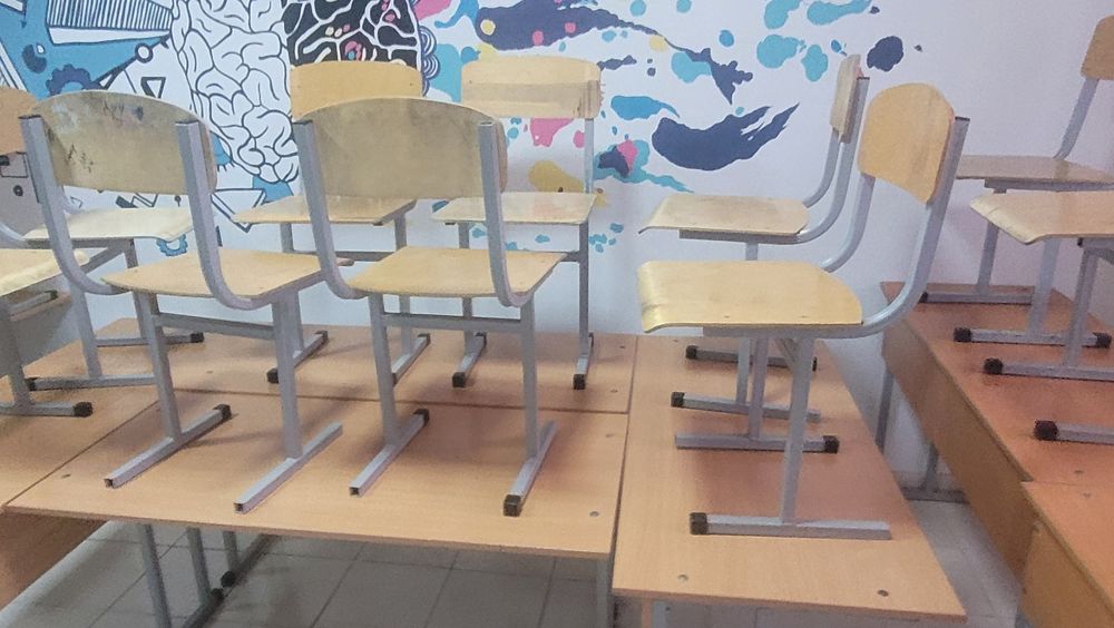Парты со стульями