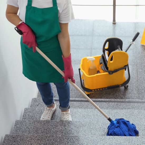 Почистване на входове и офиси