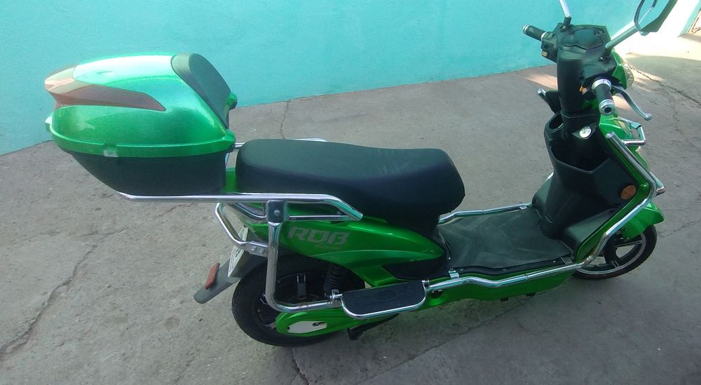 Scuter electric pe curent