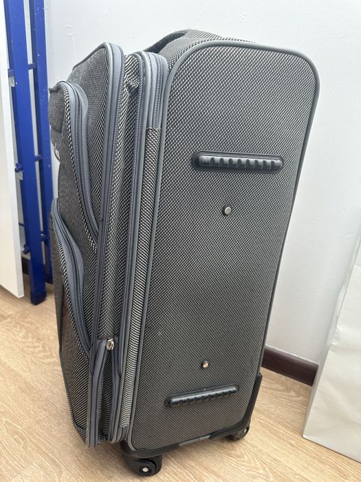 Большой дорожный чемодан.