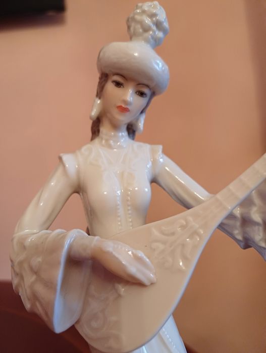 Статуэтка "Казашка с домброй ЭКСКЛЮЗИВ!