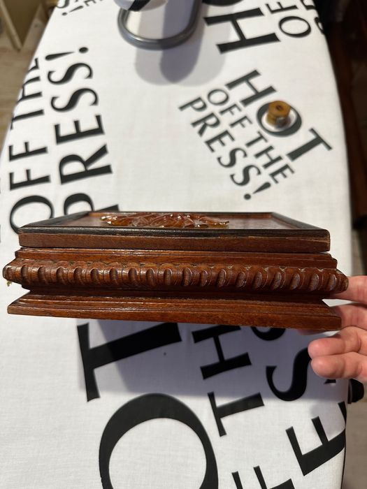 Vând cutie din lemn cu chihlimbar