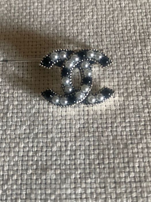 Brosa elegantă perle