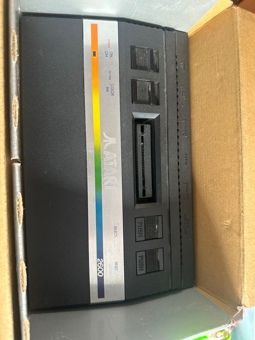 Конзола Atari 2600 с оригинална кутия.