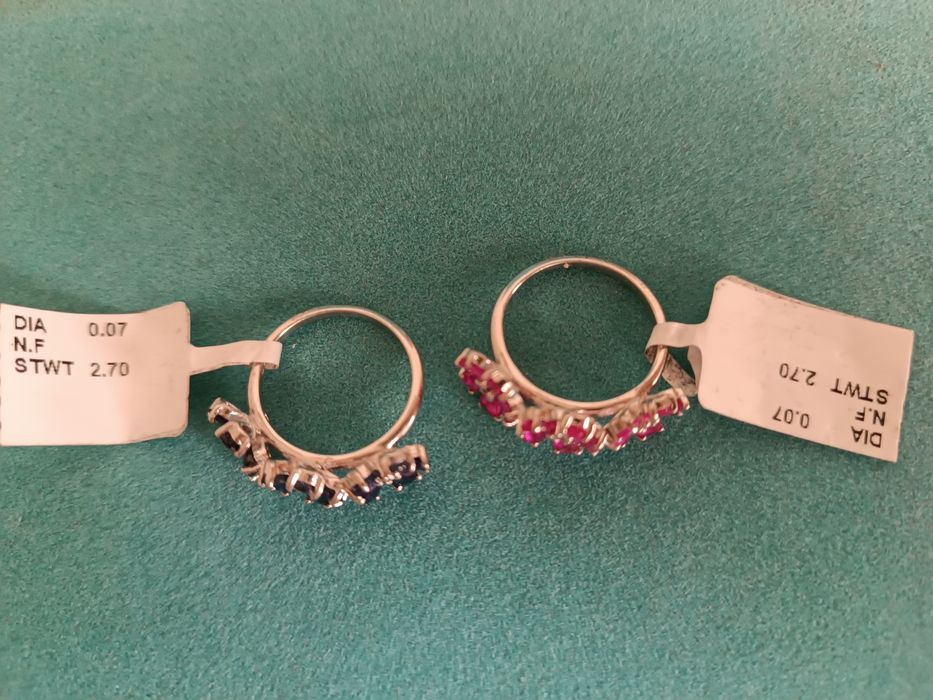 продаю два  чудесных кольца: сапфиры и рубины