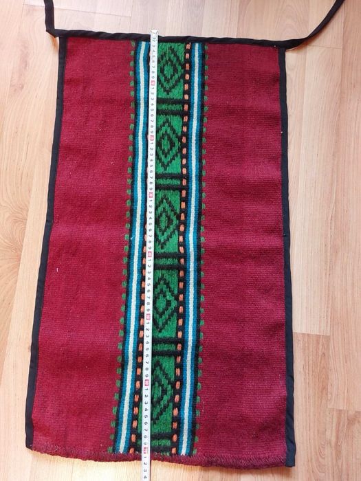 Вълнена тъмно винена престилка