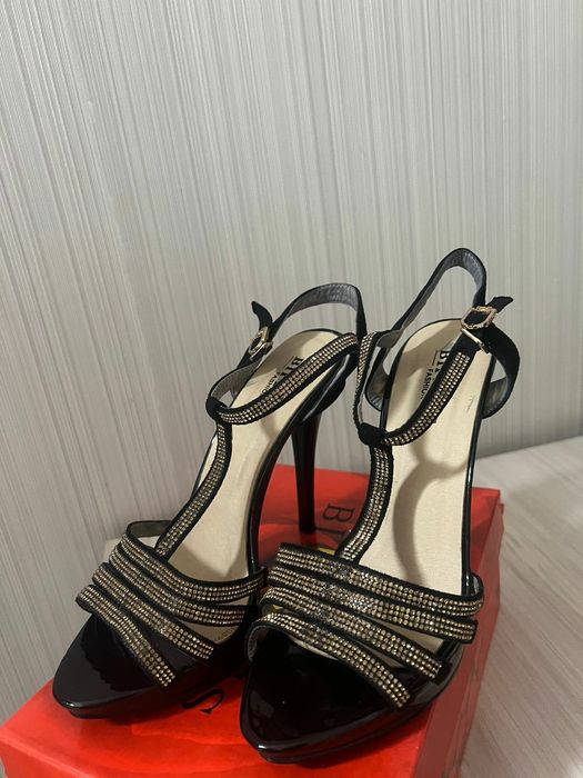 Продам босоножки