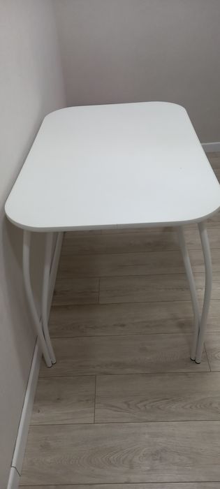 Продам белый стол.