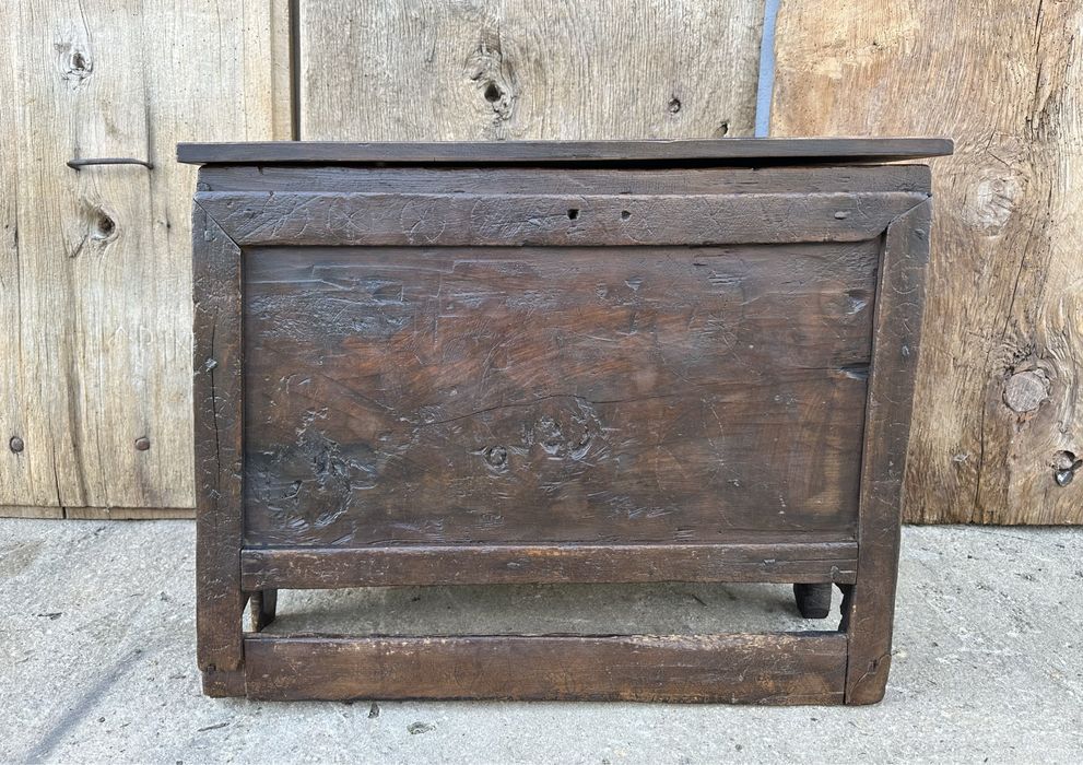 Lada zestre taraneasca veche in patina catranita