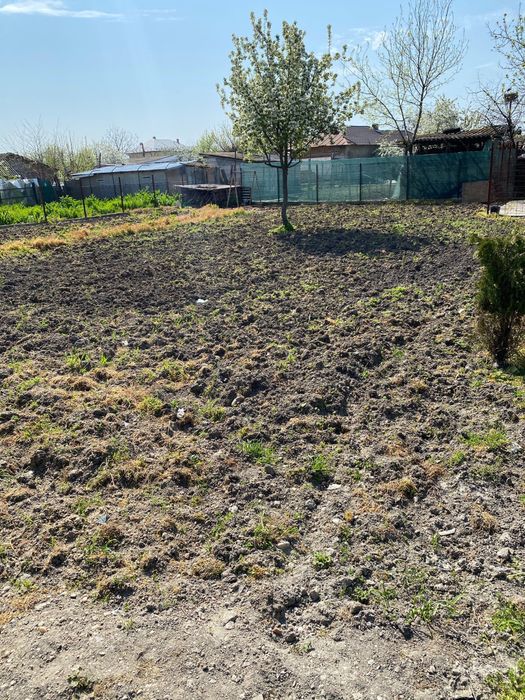 Se vand 3 spatii comerciale , utilate si functionale + casa la rosu + teren