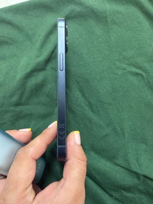 Продавам-Iphone 13