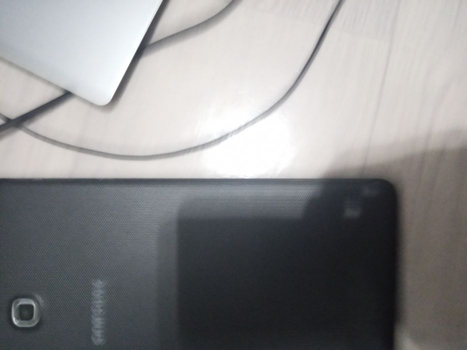 Самсунг таб е планшет.