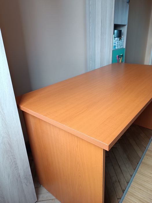 Бюро  масивно голямо