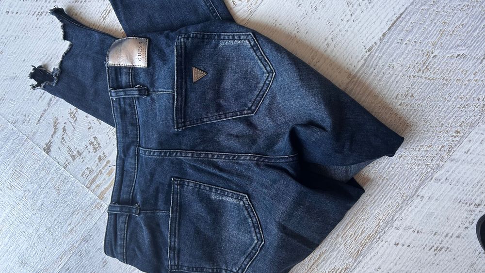Дънки на марката GUESS slim fit
