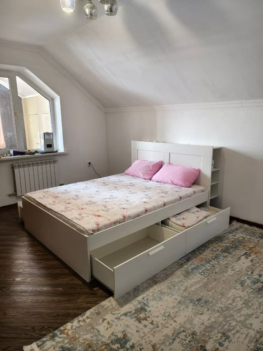 Двуспальная кровать с ящиками и полками в изголовье (+ матрас)