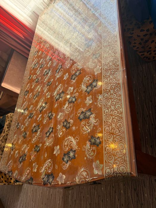 Стол деревянный для гостиной