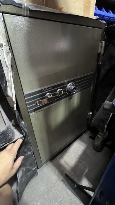 Продам сейф diplomat
