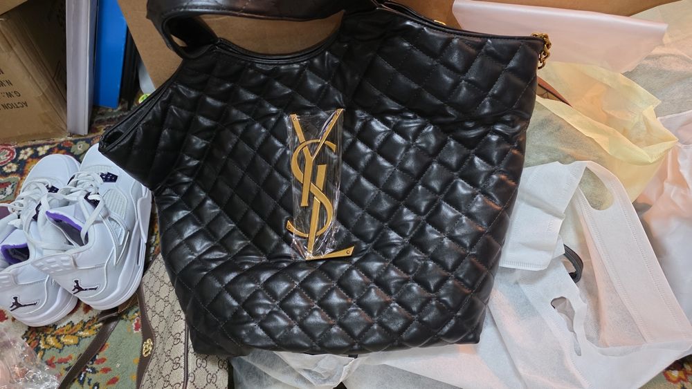 Geanta YSL noua deosebita