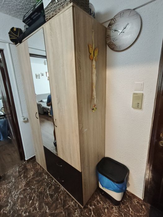 Vând dulap cu 3 uși și 2 sertare
