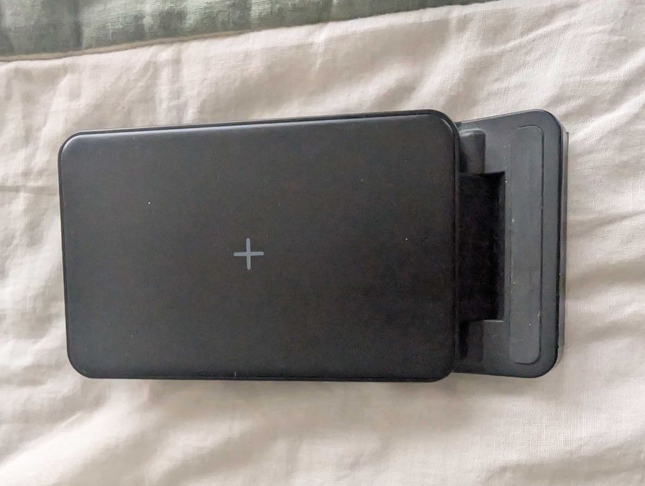 Google Pixel Watch 3 45mm WiFi смарт часовник и стойка за зареждане