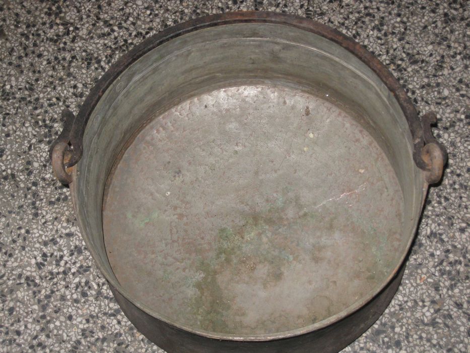 Стар, голям котел, бакър.
Стар, голям котел, бакър.
Пращам по Еконт.