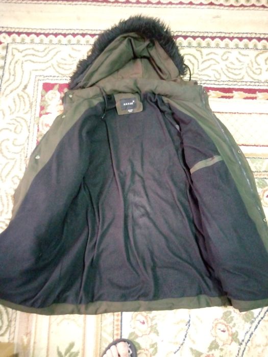 Куртка сотилади.