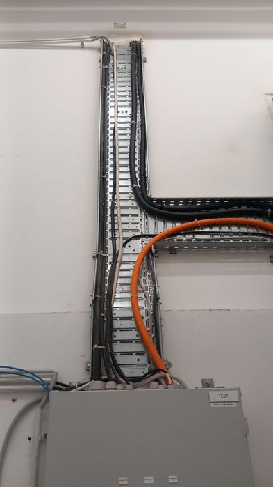 Electrician autorizat execut lucrări interioare exterioare  etc..