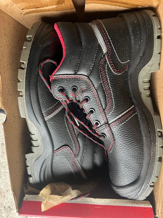 Чисто нови работни обувки