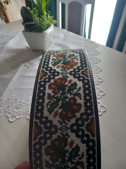 Curea cusuta cu margele