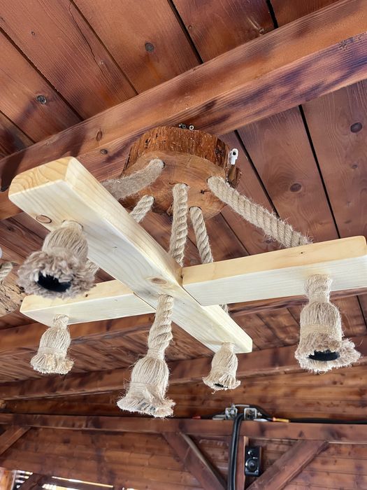 Vănd o gamă variată de lustre rustice unicate