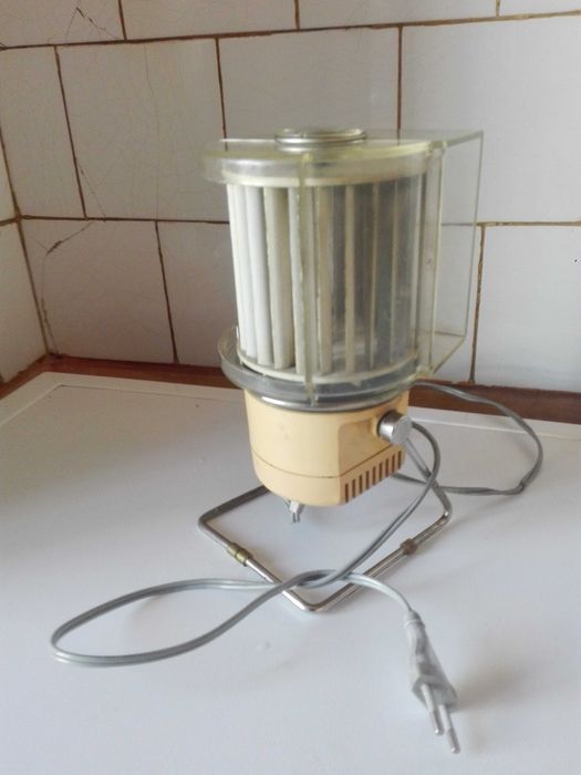 Два ретро вентилатора , ел. запалка и стара емайлирана табела .